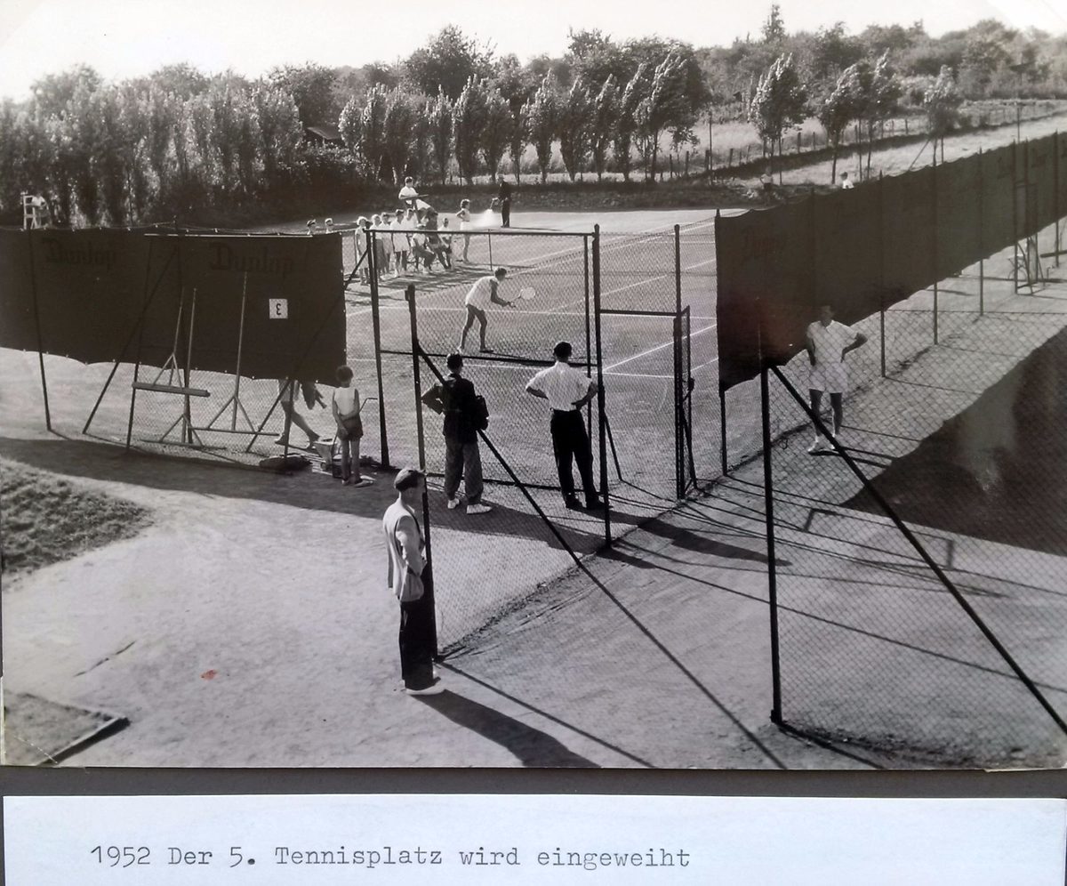 1952 – Der 5. Tennisplatz wird eingeweiht