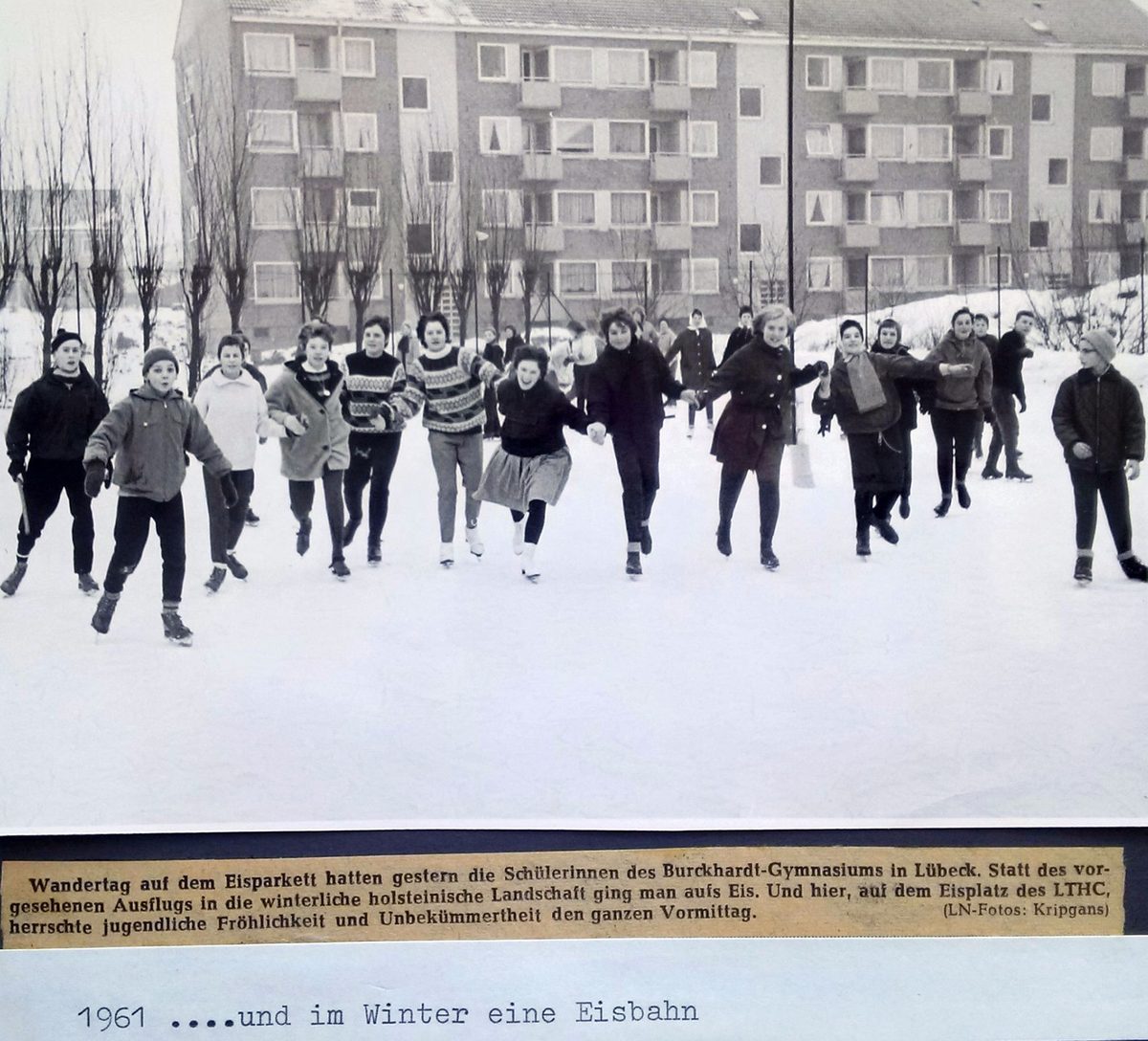 1961 – und im Winter eine Eisbahn: Schülerinnen des Burckhardt-Gymnasiums