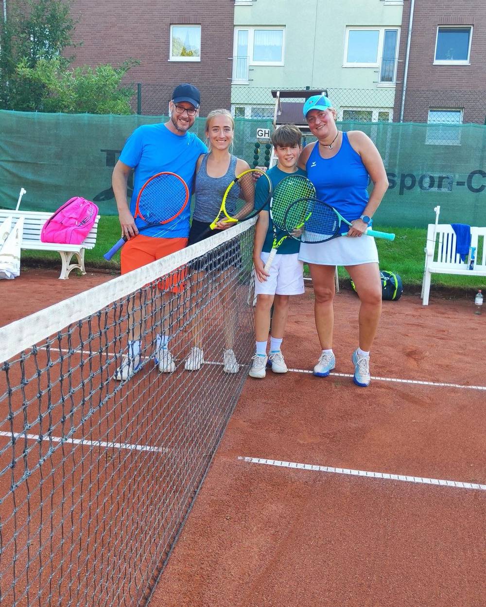 Familie auf dem Tennisplatz
